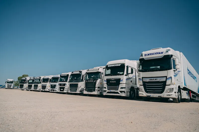 Rangée de camions Transcosur stationnés sur un parc